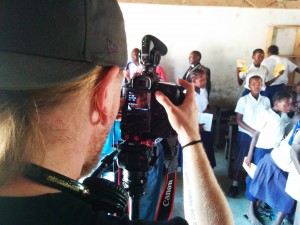 Mikko kuvaa Masai koululla