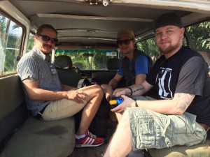 Tuomas, Mikko ja Panu matkalla kuvaamaan Morogorossa. 