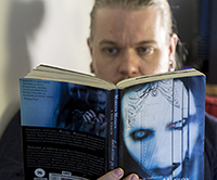 Mikko Helander valitsi Lukurauhan päivän kirjaksi Marilyn Mansonin ja Neil Straussin kirjan Helvettiin ja takaisin